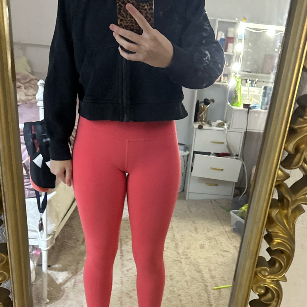 Pink Lululemon align leggings
Never worn
Size 2
